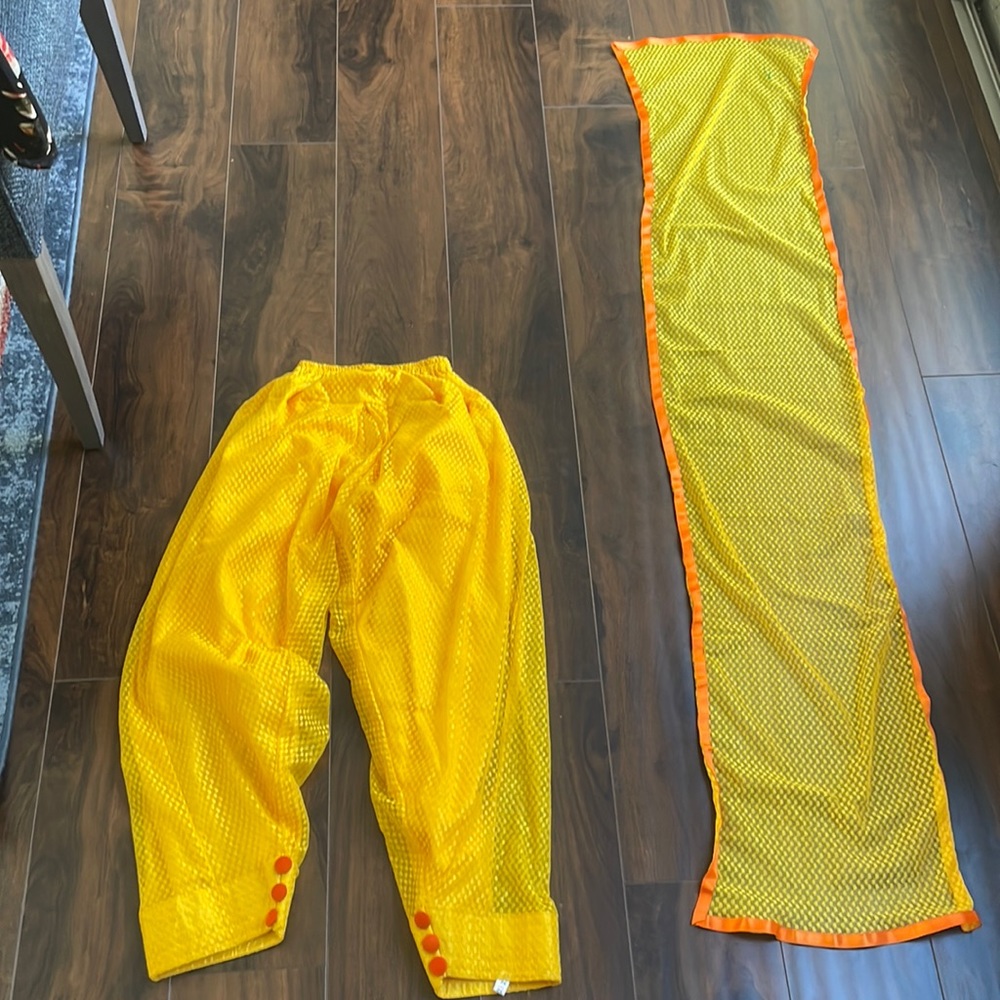 GREAT QUALITY yellow sari and kurta pants traditional indian diwali design